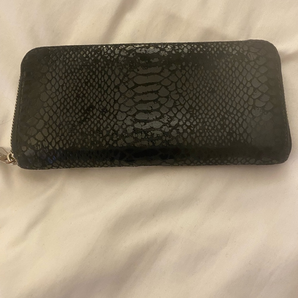 MICHAEL KORS wallet, black w. silver hardware. Zipper, card slots on both sides. - Picture 2 of 4